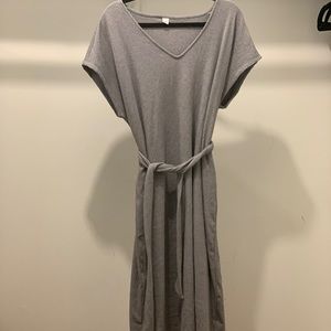 Short sleeved midi dress with belt to cinch waitst